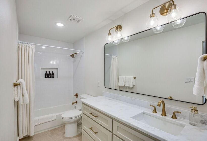 Dock & Fire Pit: Lakefront Home In Malakoff!