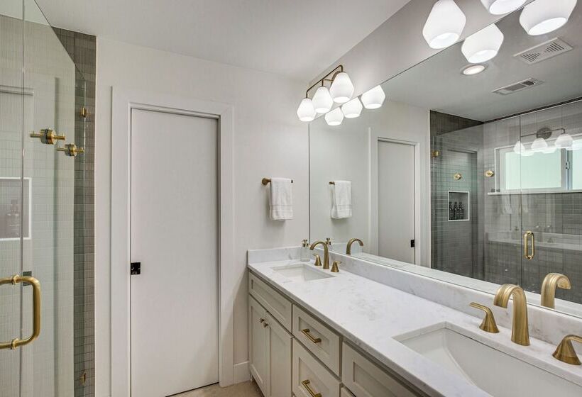 Dock & Fire Pit: Lakefront Home In Malakoff!