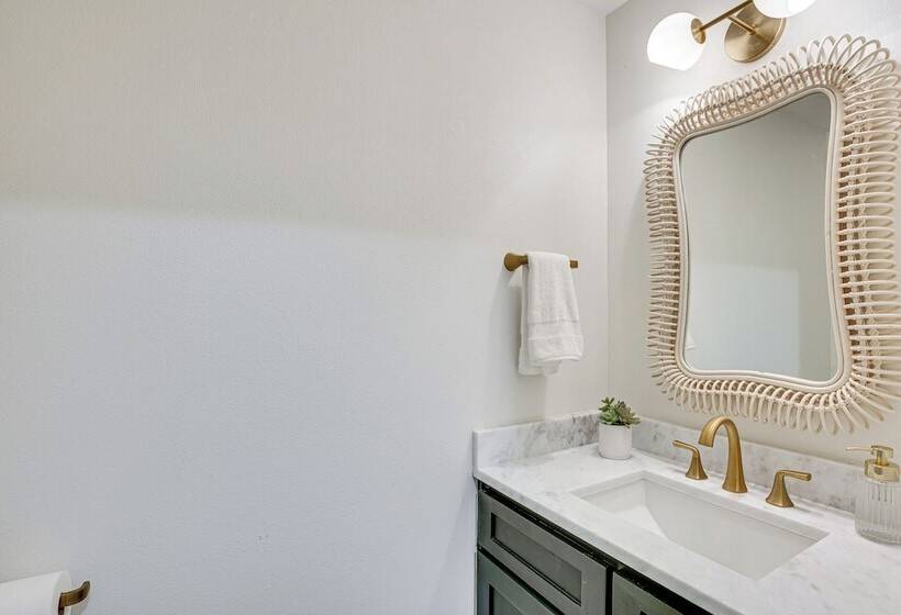 Dock & Fire Pit: Lakefront Home In Malakoff!