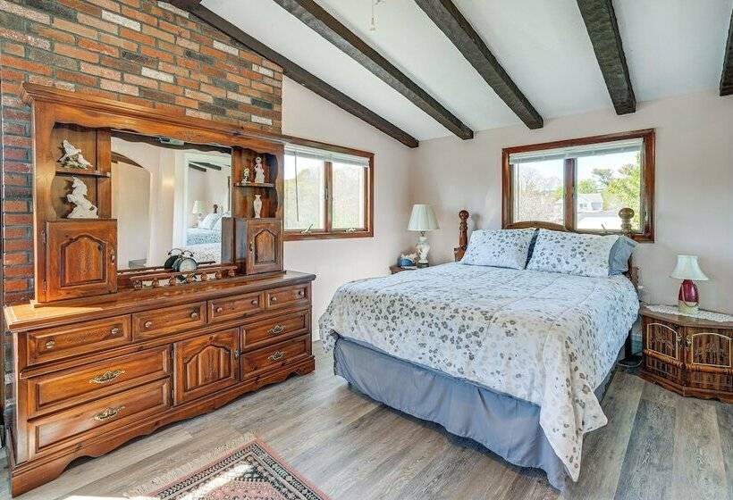 Massachusetts Abode W/ Deck & Grill: Near Beaches!