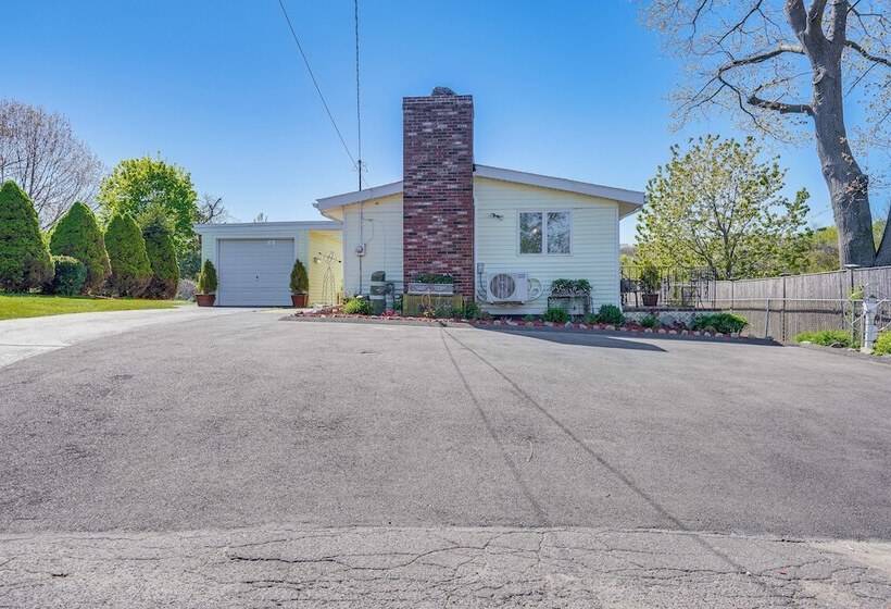 Massachusetts Abode W/ Deck & Grill: Near Beaches!