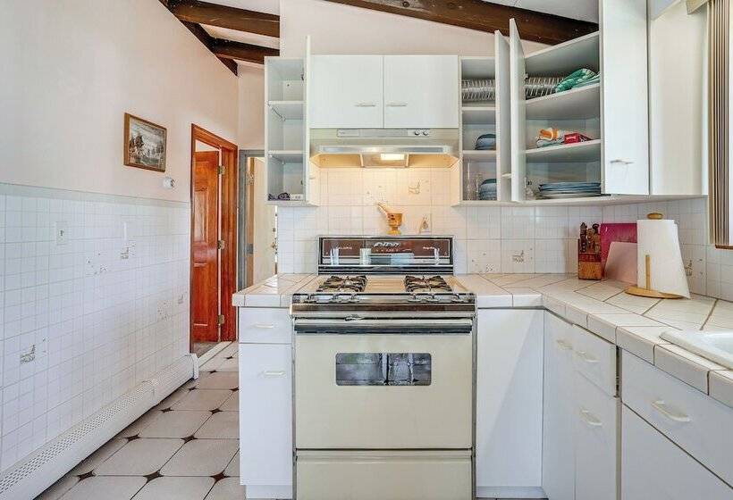 Massachusetts Abode W/ Deck & Grill: Near Beaches!