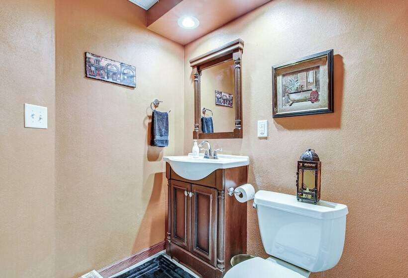 Menasha Home W/ Patio   Walking Distance To Lake!