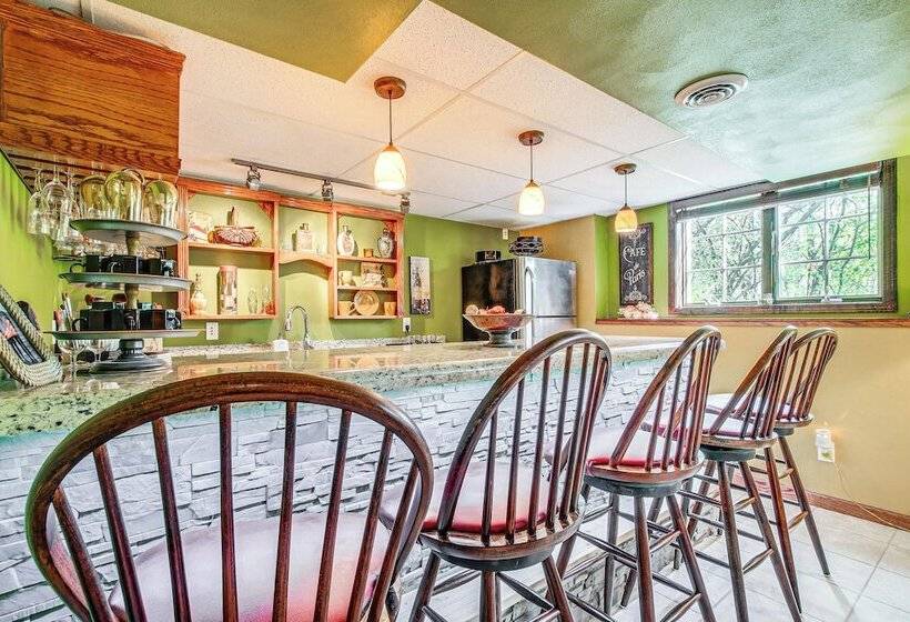 Menasha Home W/ Patio   Walking Distance To Lake!