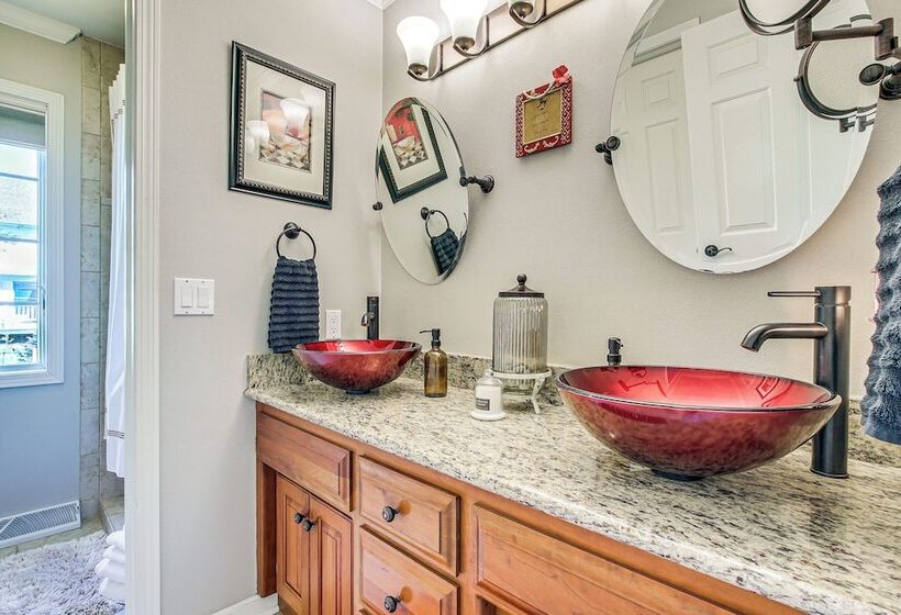 Menasha Home W/ Patio   Walking Distance To Lake!