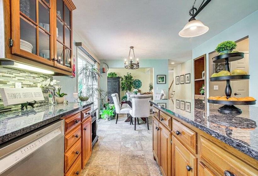 Menasha Home W/ Patio   Walking Distance To Lake!