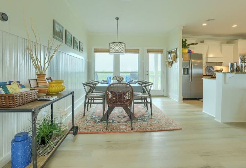 Modern Bolivar Beach House W/ Deck: Steps To Sand!