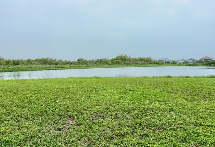 Modern Bolivar Beach House W/ Deck: Steps To Sand!