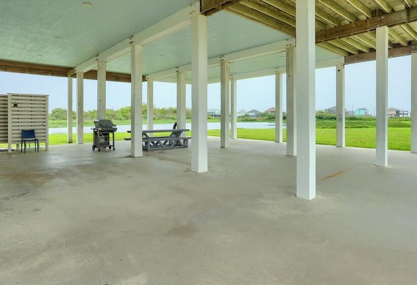 Modern Bolivar Beach House W/ Deck: Steps To Sand!