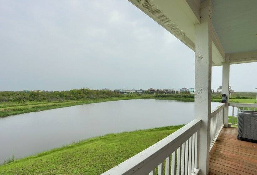 Modern Bolivar Beach House W/ Deck: Steps To Sand!