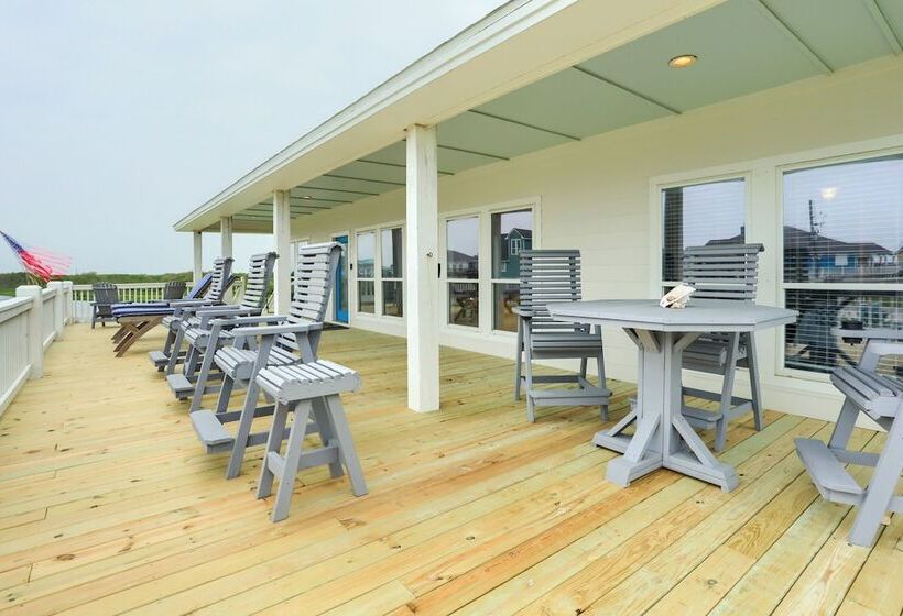 Modern Bolivar Beach House W/ Deck: Steps To Sand!