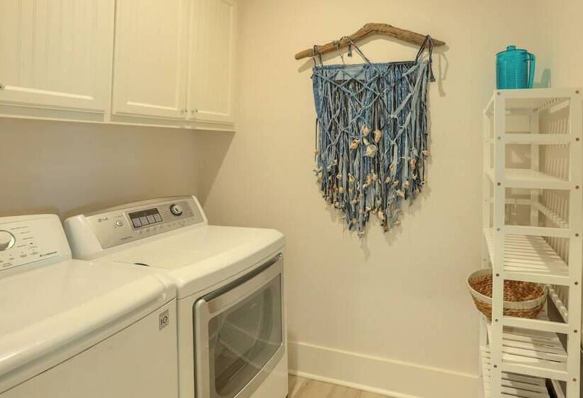 Modern Bolivar Beach House W/ Deck: Steps To Sand!