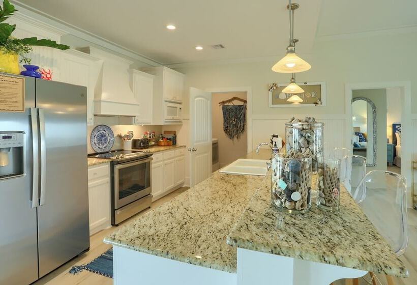 Modern Bolivar Beach House W/ Deck: Steps To Sand!