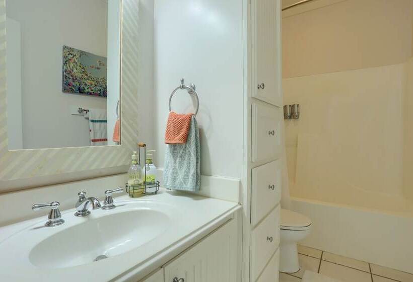 Modern Bolivar Beach House W/ Deck: Steps To Sand!