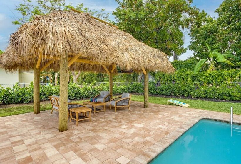 Private Pool + Bar: Palm Beach Gardens Getaway
