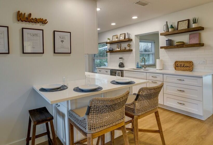 Private Pool + Bar: Palm Beach Gardens Getaway