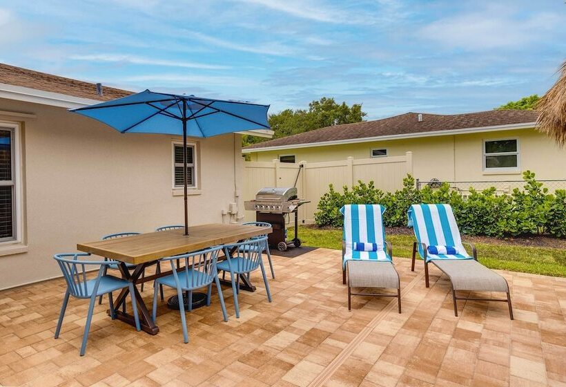 Private Pool + Bar: Palm Beach Gardens Getaway