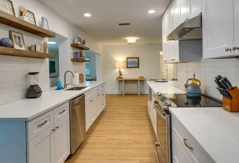 Private Pool + Bar: Palm Beach Gardens Getaway