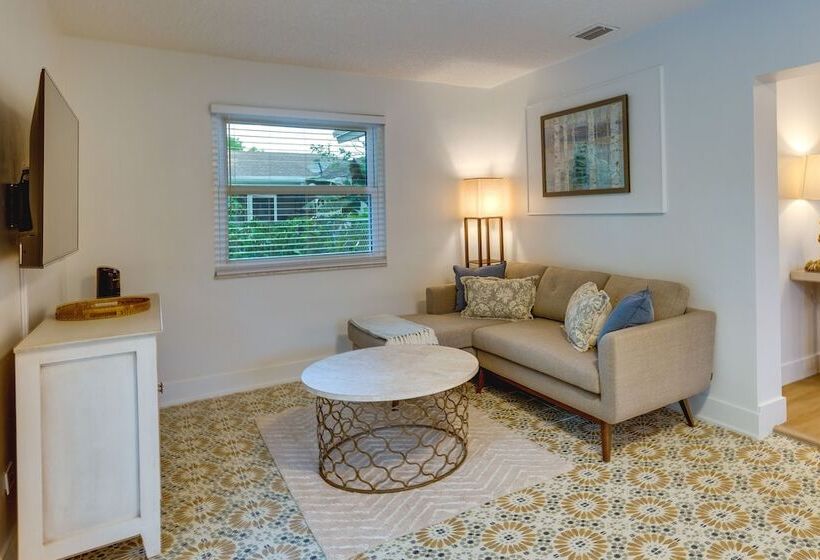 Private Pool + Bar: Palm Beach Gardens Getaway