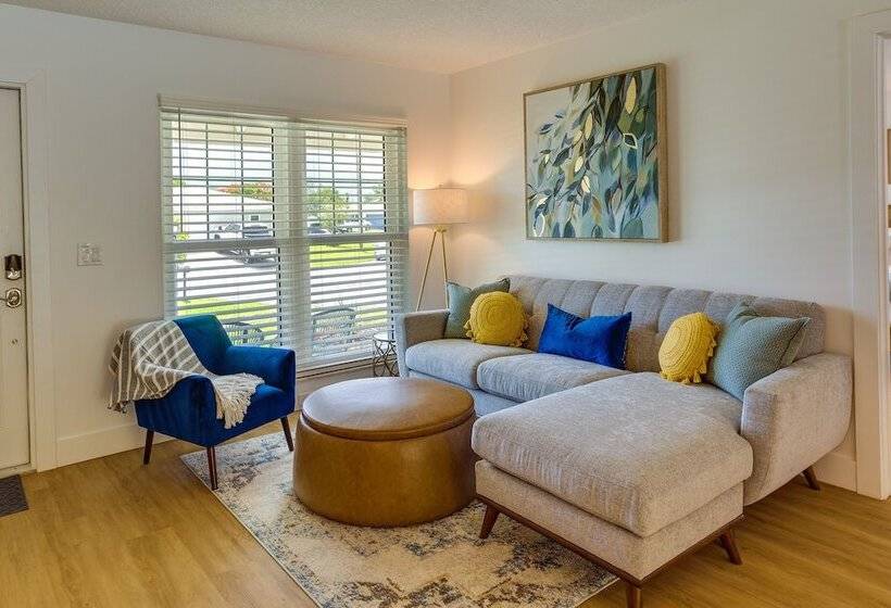 Private Pool + Bar: Palm Beach Gardens Getaway