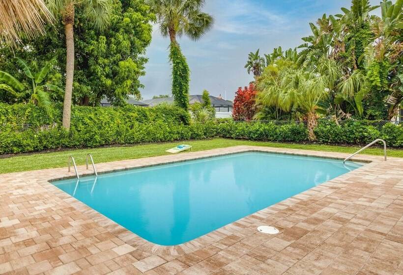 Private Pool + Bar: Palm Beach Gardens Getaway