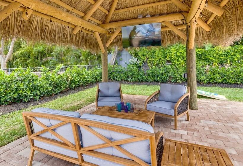 Private Pool + Bar: Palm Beach Gardens Getaway