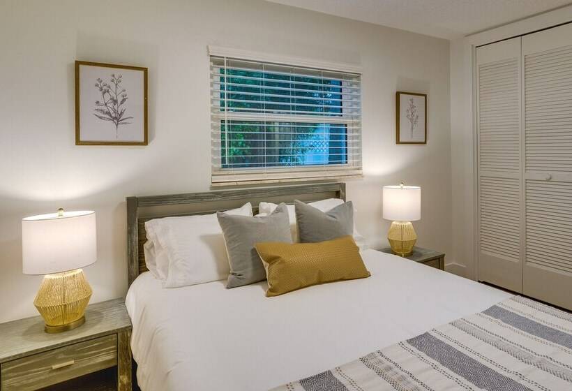 Private Pool + Bar: Palm Beach Gardens Getaway