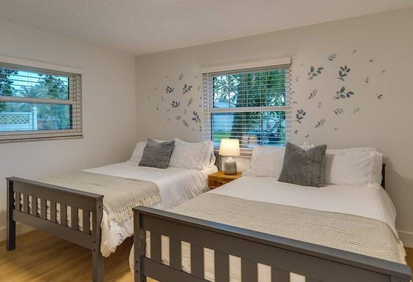 Private Pool + Bar: Palm Beach Gardens Getaway