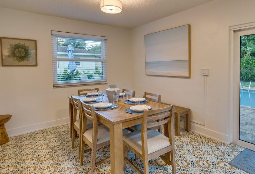 Private Pool + Bar: Palm Beach Gardens Getaway