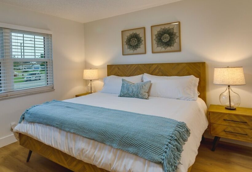 Private Pool + Bar: Palm Beach Gardens Getaway