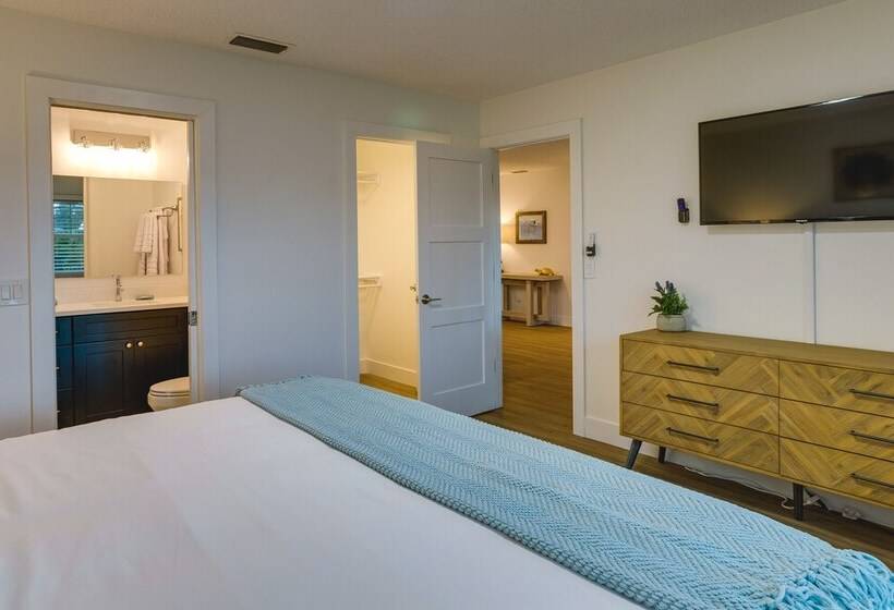 Private Pool + Bar: Palm Beach Gardens Getaway