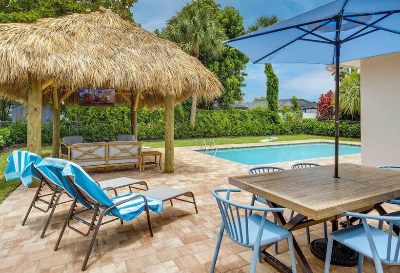 Private Pool + Bar: Palm Beach Gardens Getaway