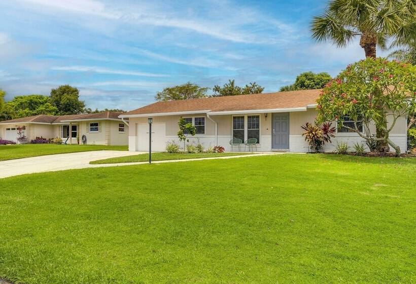 Private Pool + Bar: Palm Beach Gardens Getaway