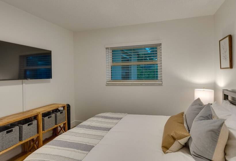 Private Pool + Bar: Palm Beach Gardens Getaway