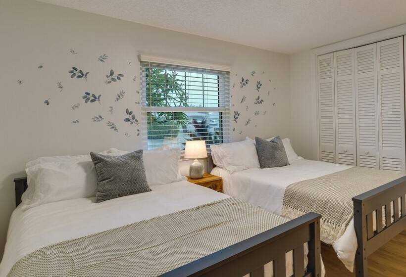 Private Pool + Bar: Palm Beach Gardens Getaway