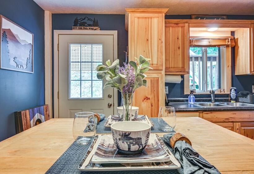 Murray Cabin W/ Hot Tub: Walk To Kentucky Lake!