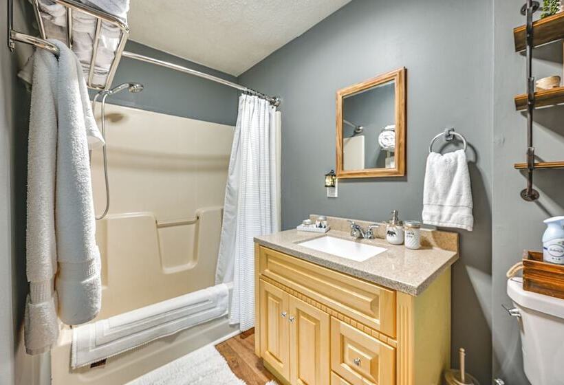 Murray Cabin W/ Hot Tub: Walk To Kentucky Lake!