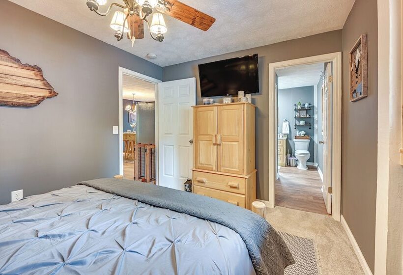 Murray Cabin W/ Hot Tub: Walk To Kentucky Lake!