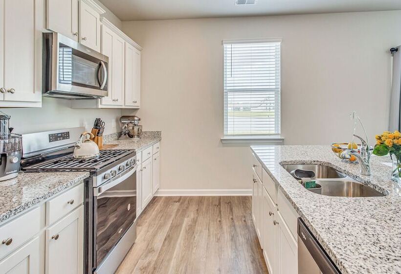 2 Mi To Golf: Myrtle Beach Home W/ Pool Access!