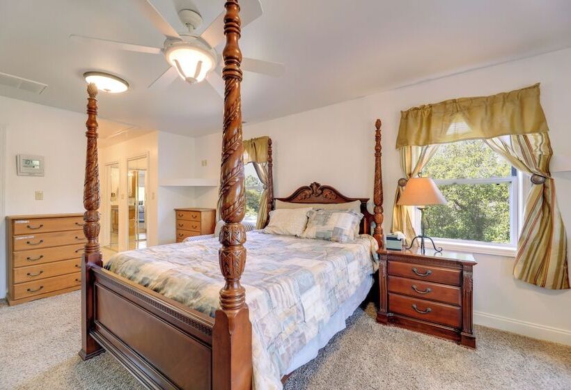 Newport Home W/ Private Balconies & Creek Access!