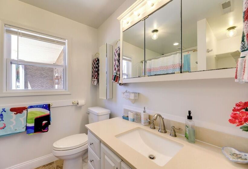 Newport Home W/ Private Balconies & Creek Access!
