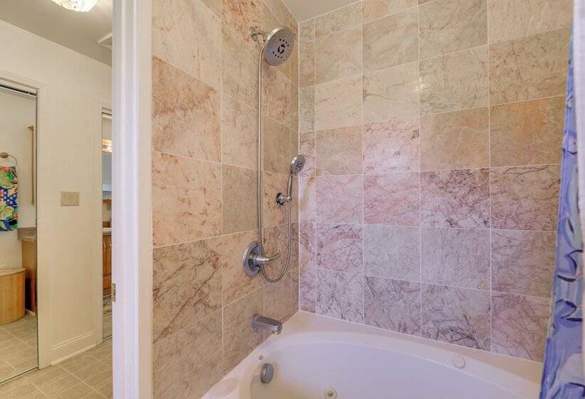 Newport Home W/ Private Balconies & Creek Access!