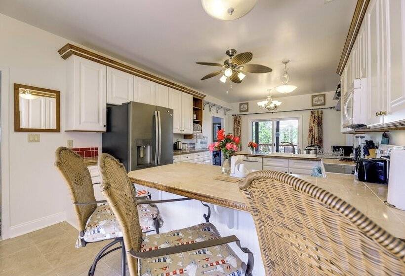 Newport Home W/ Private Balconies & Creek Access!