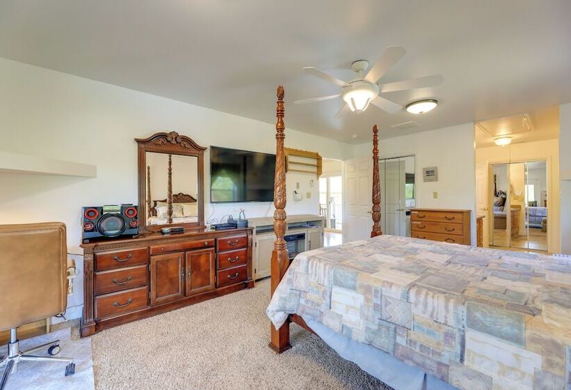 Newport Home W/ Private Balconies & Creek Access!