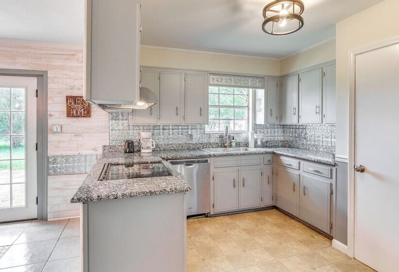 Pace Family Home: 1 Mi To Beach & Park!