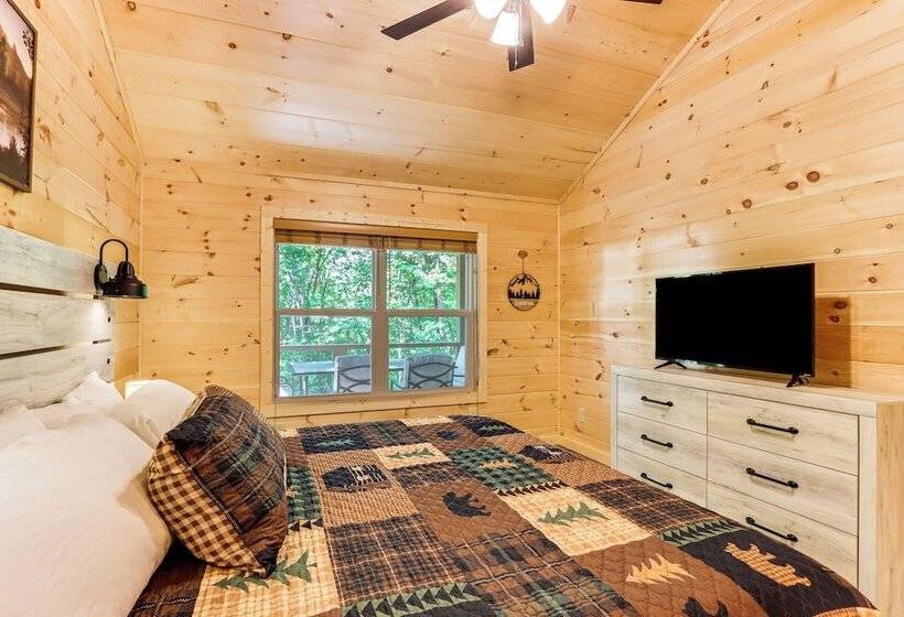 Peaceful Blue Ridge Cabin, Forest View & Fireplace