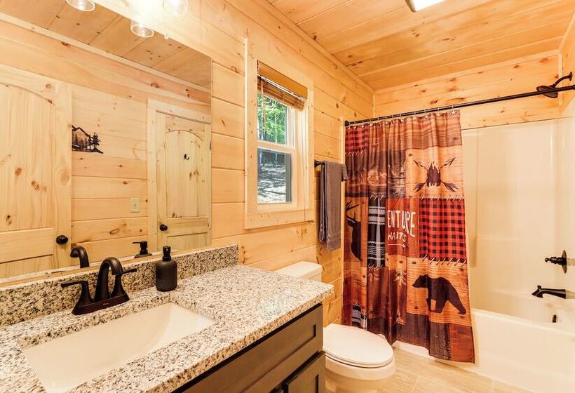 Peaceful Blue Ridge Cabin, Forest View & Fireplace