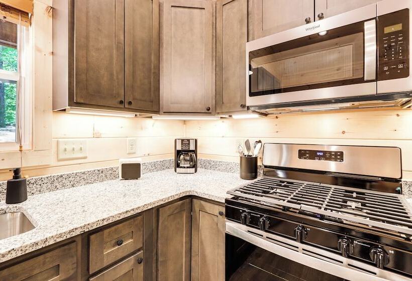 Peaceful Blue Ridge Cabin, Forest View & Fireplace