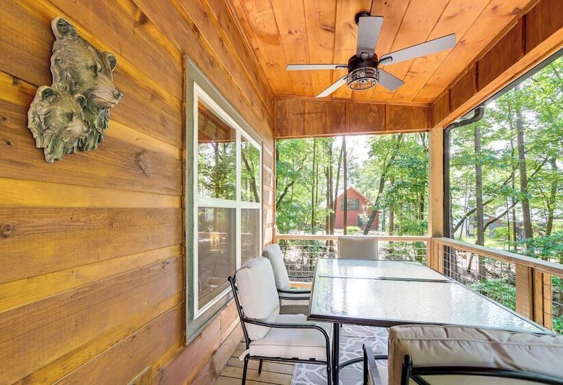 Peaceful Blue Ridge Cabin, Forest View & Fireplace