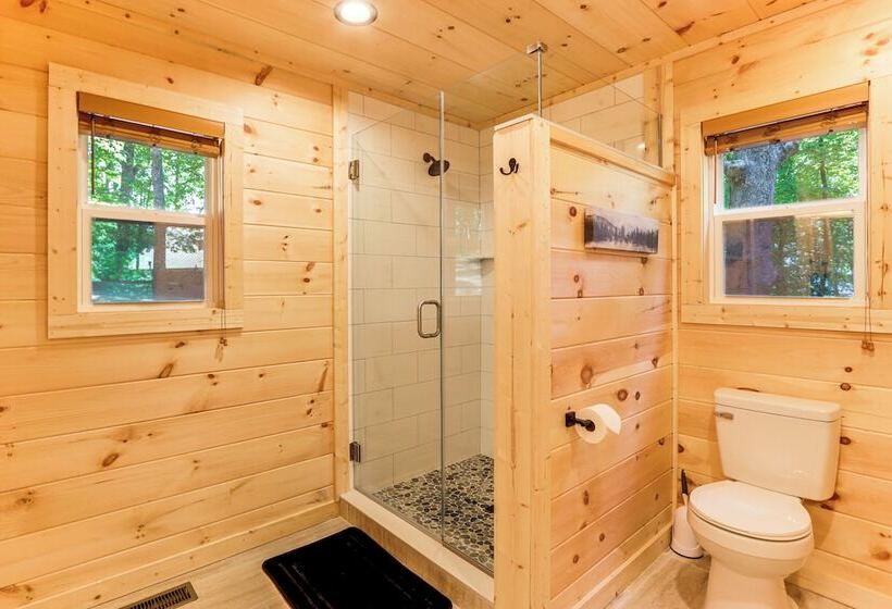 Peaceful Blue Ridge Cabin, Forest View & Fireplace